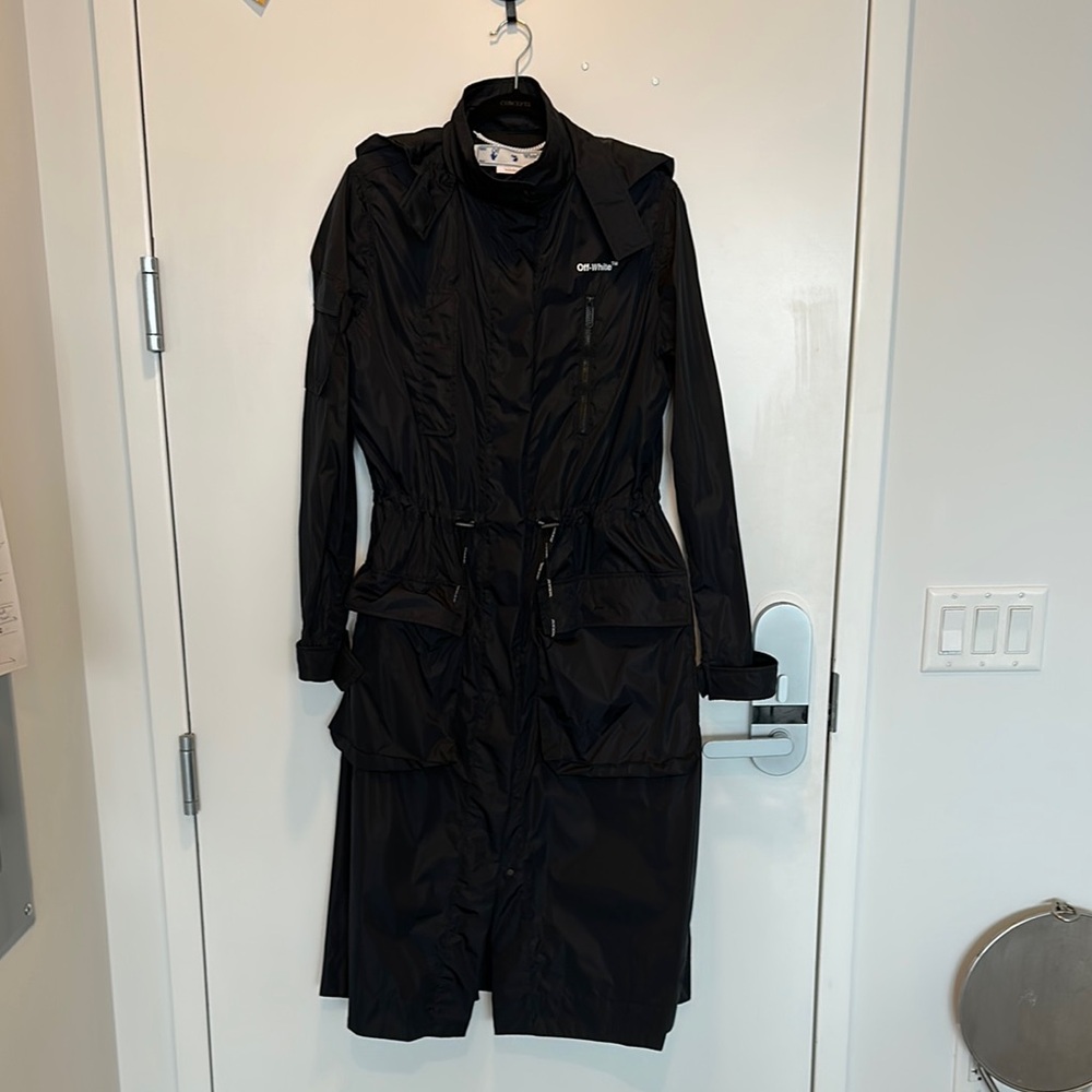 OFF-WHITE NYLON BLACK RAINCOAT WITH CONTRASTING LOGO PRINT